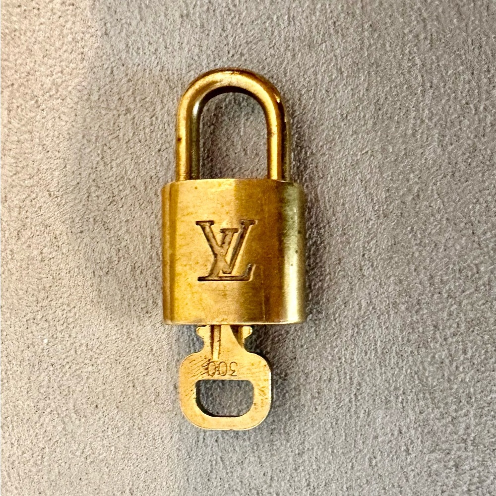 Louis Vuitton 3️⃣0️⃣0️⃣ number lock and key - includes unbranded chain